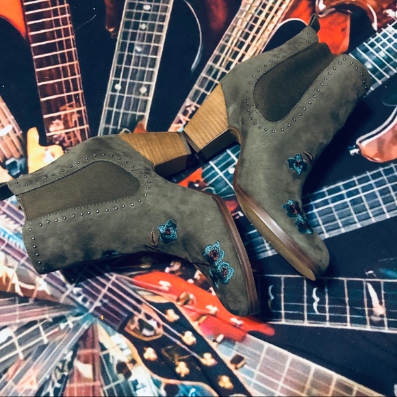 Crown Vintage Gray Embroidered Ankle Booties! - Picture 5 of 14